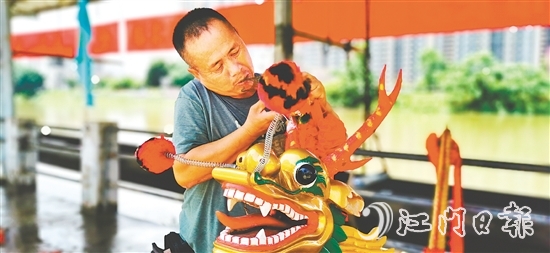 杜澄龙舟活动完整保留着农历四月初八“转龙头”、五月初一“旺龙日”等古礼。图为村民在“旺龙日”前整理龙头龙枣。 杜澄龙舟活动完整保留着农历四月初八“转龙头”、五月初一“旺龙日”等古礼。图为村民在“旺龙日”前整理龙头龙枣。