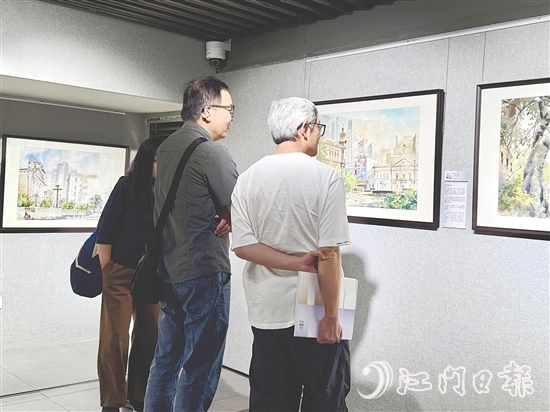 展览吸引了不少市民前来参观。 展览吸引了不少市民前来参观。