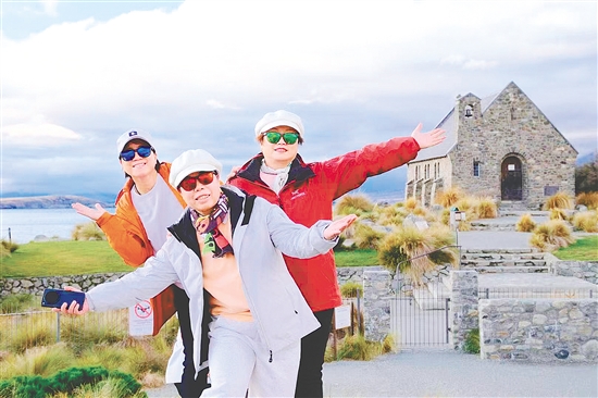 图为江门市民在新西兰旅游时的照片。旅行社供图 图为江门市民在新西兰旅游时的照片。旅行社供图