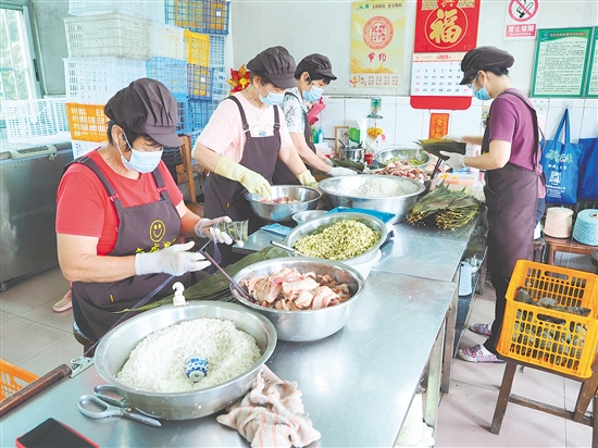文龙甜品粽子店工人正在包粽子。 文龙甜品粽子店工人正在包粽子。