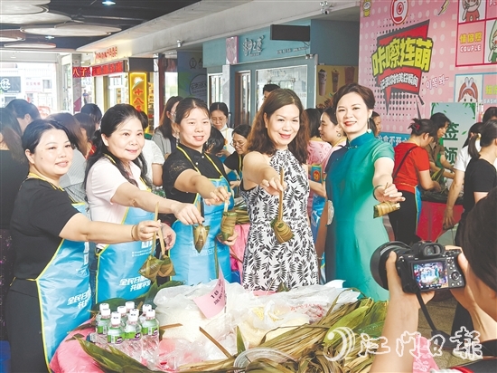 恩平市举办慈善包粽活动,这是这座“感恩之城”一年一度的温情盛会。 恩平市举办慈善包粽活动,这是这座“感恩之城”一年一度的温情盛会。
