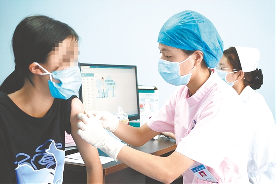 医护人员为适龄女生接种HPV疫苗。