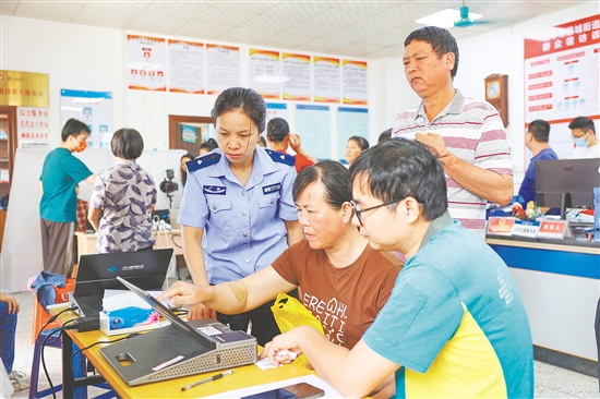 活动为群众提供“现场拍照+当场办证”“一站式”办理便民服务。 活动为群众提供“现场拍照+当场办证”“一站式”办理便民服务。