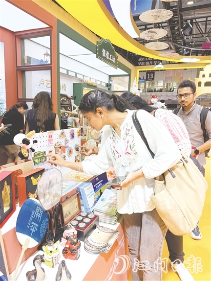 富有侨乡特色的开平文创产品吸引外籍客商关注。