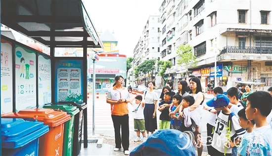 亲子家庭深入了解开平生活垃圾处理从单一填埋到分类处理的发展历程。