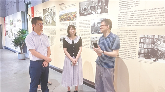 王海龙（右）探访陈荣捷故里，深入了解陈荣捷的生平细节。