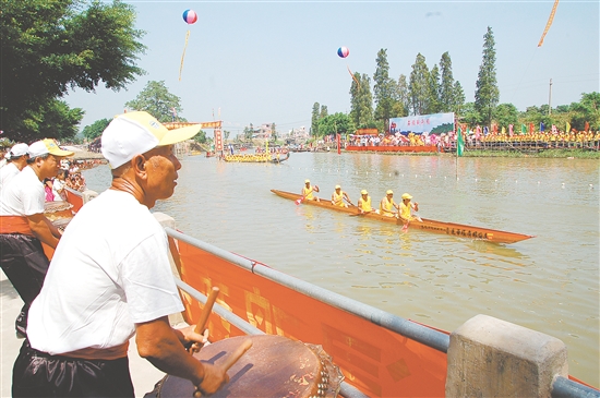 桨影翻飞,鼓声震天,龙舟破浪划出端午的热烈。 桨影翻飞,鼓声震天,龙舟破浪划出端午的热烈。