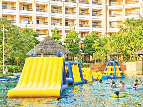 “六一”国际儿童节，不少家长选择带孩子玩水。