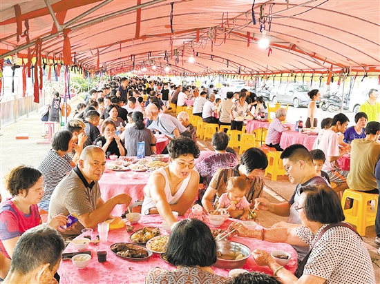 每年端午节期间,村民都会组织在一起吃龙船饭。 每年端午节期间,村民都会组织在一起吃龙船饭。