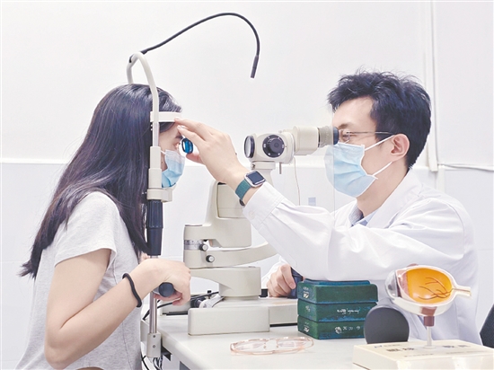 医生对患者进行检查。 医生对患者进行检查。