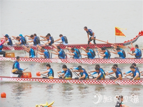 5月31日上午，2025年开平市国际龙舟邀请赛成功举行，36支国内外龙舟队亮相潭江，飞驰竞渡。
