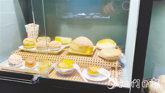 古埠奇石馆展出的”下午茶三点三奇石“。