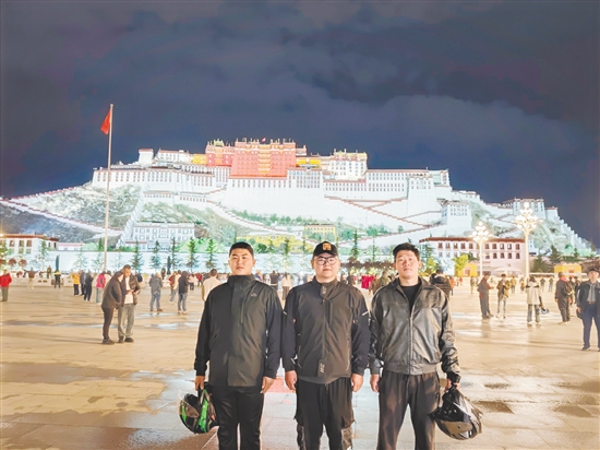 余鸿威(左一)与摩友在拉萨布达拉宫前合影留念。 余鸿威(左一)与摩友在拉萨布达拉宫前合影留念。