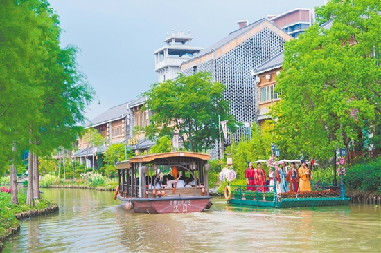 到江门古劳水乡旅游区感受岭南水乡的魅力。 到江门古劳水乡旅游区感受岭南水乡的魅力。