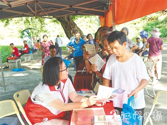 工作人员向市民宣传新修订的档案法，普及家庭档案建档知识。