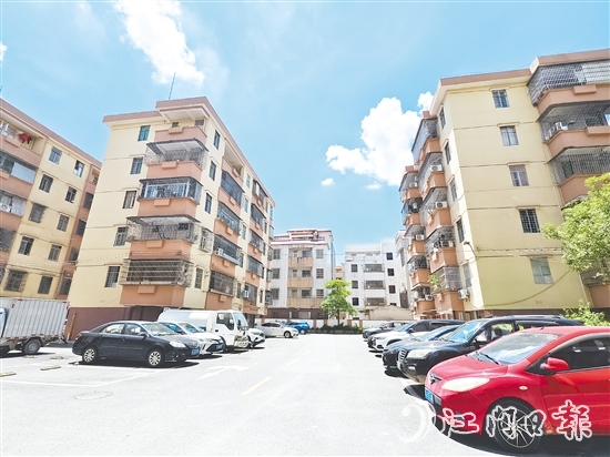 经委飞鹅新村经过老旧小区改造后面貌大不相同,道路整洁、停车有序、楼面亮丽。 经委飞鹅新村经过老旧小区改造后面貌大不相同,道路整洁、停车有序、楼面亮丽。