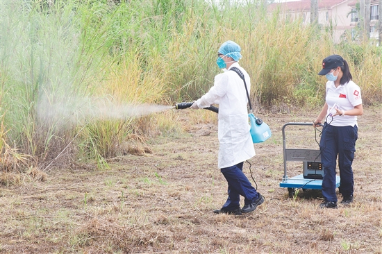 应急演练中,队员对营地进行消杀。 应急演练中,队员对营地进行消杀。