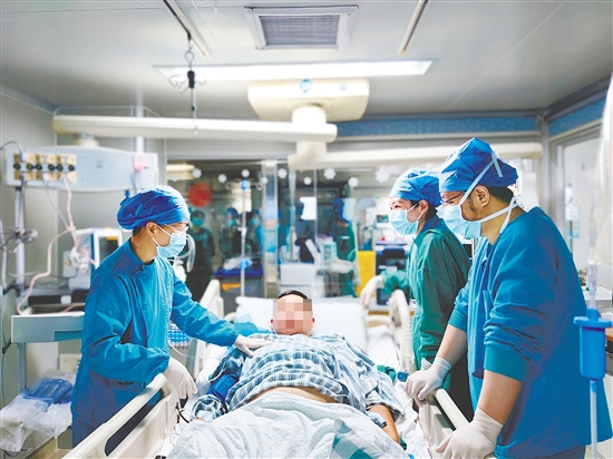 钓鱼爱好者陷入多器官衰竭,被紧急送入ICU抢救。 钓鱼爱好者陷入多器官衰竭,被紧急送入ICU抢救。