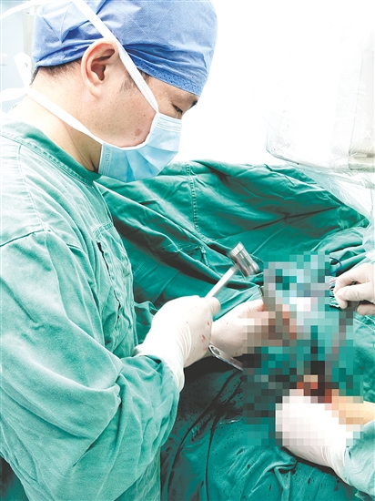 医生对患儿进行手术。 医生对患儿进行手术。