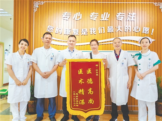 患者为医护人员送上锦旗。 患者为医护人员送上锦旗。