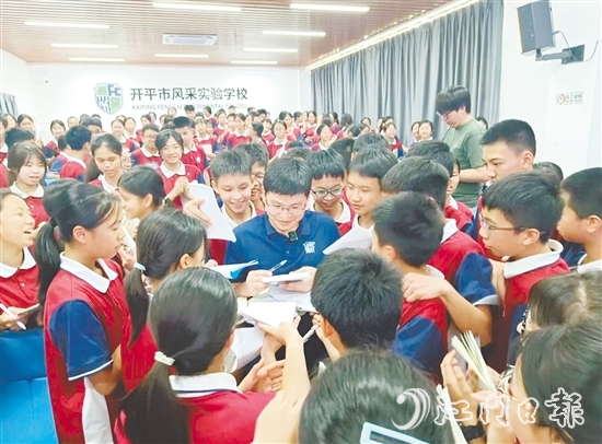 讲座后,学生们纷纷找徐吉磊签名留念。 讲座后,学生们纷纷找徐吉磊签名留念。