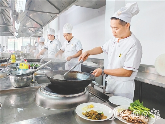 近年来，开平市人社局依托“粤菜师傅”技能大师工作室及企业实训基地，累计培养持证“粤菜师傅”超1000人。