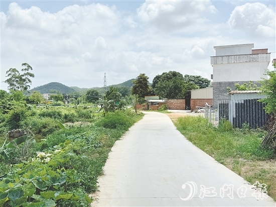 曾经泥泞的道路经过改造后，面貌焕然一新，村民出行、农产品运输更方便了。