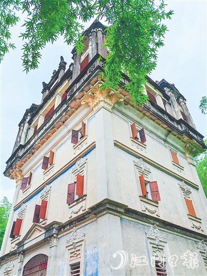 升峰楼保存完好，游客可以从楼内保留下来的用品，了解前人的生活。