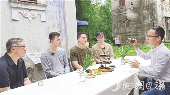 胡毓航和三个儿子通过地方美食了解家乡风土人情。