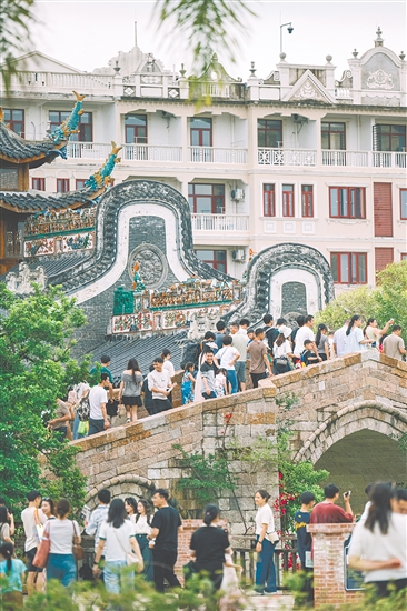 赤坎华侨古镇游人如织。 赤坎华侨古镇游人如织。