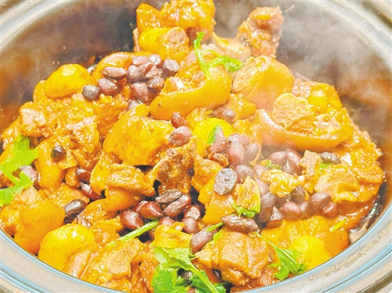 云南黑花生焖猪手鲜香可口。 云南黑花生焖猪手鲜香可口。