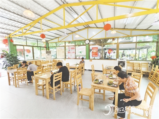 恩平市通过改建恩城街道小岛社区一处老人时常聚集的活动场所，引入餐饮机构运营社区长者食堂，满足老人就餐需求。