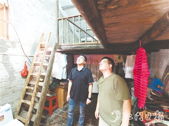 张正毅（左）与村干部一起到村中了解村民危房改造情况。