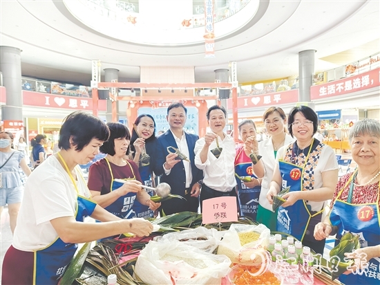 吴卫均（左四）参加恩平市端午节慈善包粽活动，并为活动慷慨捐款。