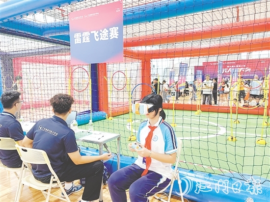 第九届全国青少年无人机大赛广东省赛（江门主站赛）中，相关项目的选手戴上VR眼镜，通过“第一视角”操控无人机。