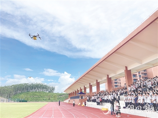 九年级学生在恩平市职教园了解即将新开设的无人机操控与维护专业。