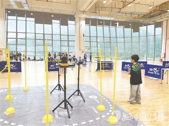 在第九届全国青少年无人机大赛广东省赛（江门主站赛）上，选手在比赛中操控无人机。