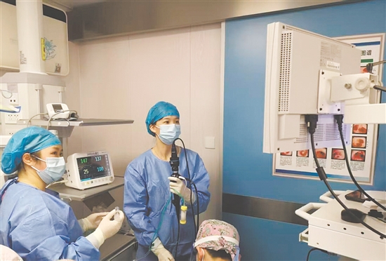 医护人员为患儿完成支气管镜检查和肺泡灌洗操作。