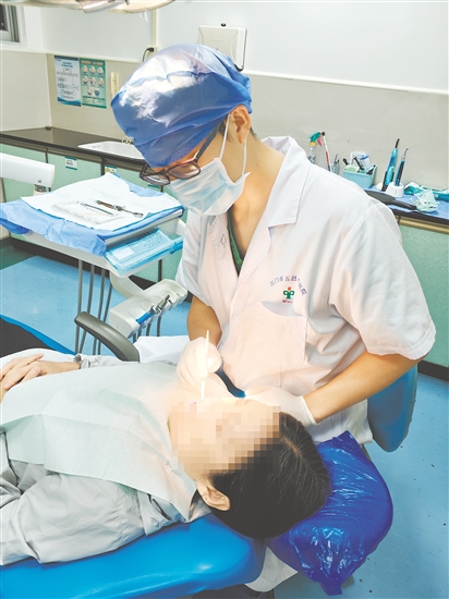 牙周炎发病比较隐蔽,但病变会深入牙龈深处。 牙周炎发病比较隐蔽,但病变会深入牙龈深处。