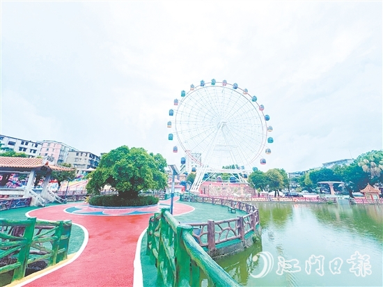 位于三埠文化公园的开平第一个摩天轮正式向公众开放。