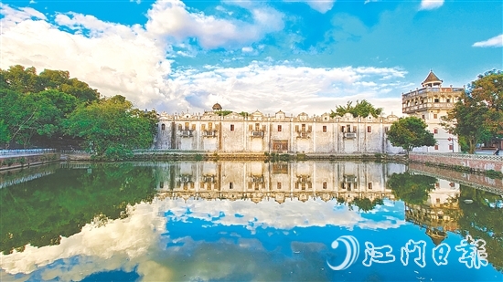 强亚村提升人居环境，扎实推进农村厕所、生活污水和垃圾治理“三大革命”，开展绿美乡村建设。