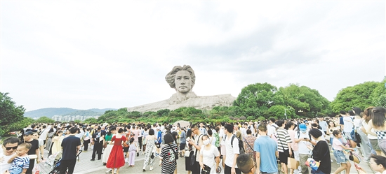 橘子洲一直是长沙热门打卡点。 橘子洲一直是长沙热门打卡点。