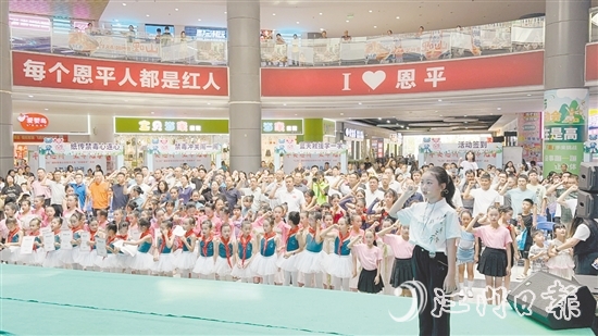 全场人员庄严宣誓。