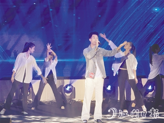 选手们用动人的歌声展现青春风采。