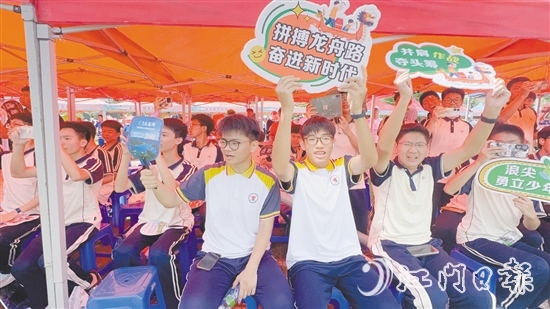 学生为龙舟选手们呐喊加油。