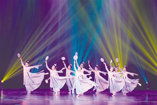 古典舞尽显优雅。 古典舞尽显优雅。