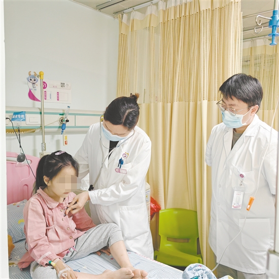 医生为女童检查。 医生为女童检查。