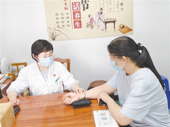 医生对患者进行检查。 医生对患者进行检查。