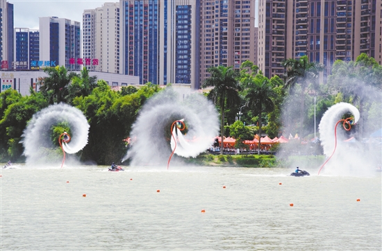 现场举行了精彩的水上飞人表演。