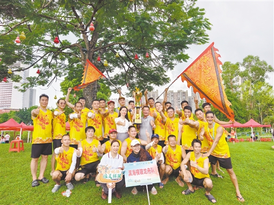 滨海横陂龙舟队夺得镇街组的冠军。